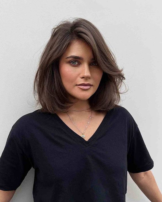 a brown long bob with side bangs, messy waves and a lot of volume is a chic and lovely idea to rock