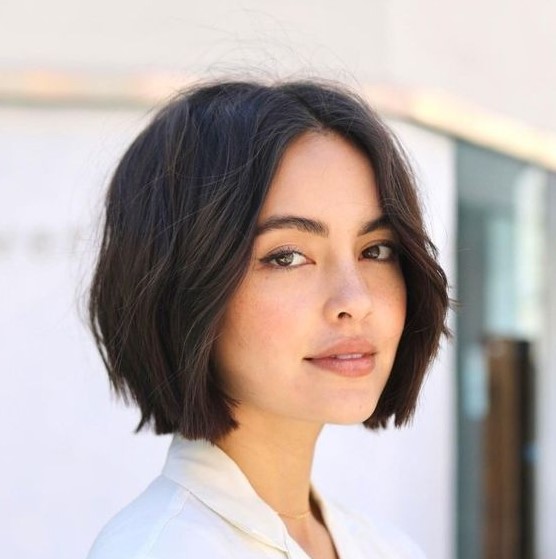 a cute and relaxed brunette midi bob with middle part and slight waves is a stylish idea if you love short length