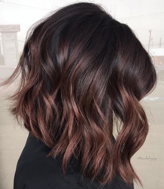 a dark brown long bob with copper balayage, waves and volume, is a catchy and cool solution for the fall