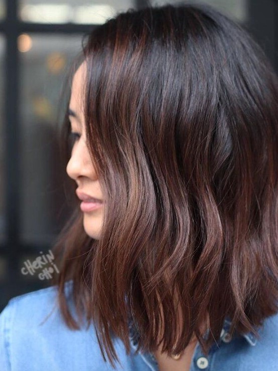 wavy and textural cold brew hair with burgundy touches and tips for a more dimensional and bold look