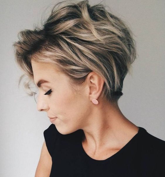 a cool long pixie with blonde balayage and a darker root is a very stylish and chic idea to rock