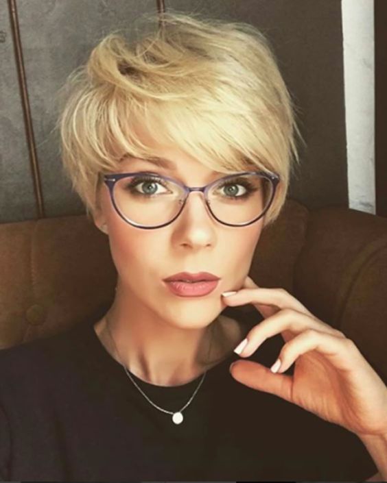 a stylish longer pixie haircut with a fringe in blonde looks very cute and dimensional