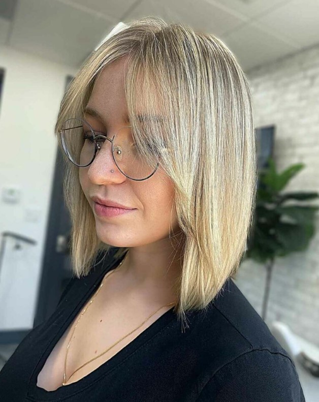 a lovely blonde lob with curtain bangs is a fresh and cool idea for any hair type