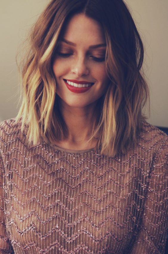 a dark brunette long bob with bright blonde balayage and waves is a catchy and contrasting idea to rock